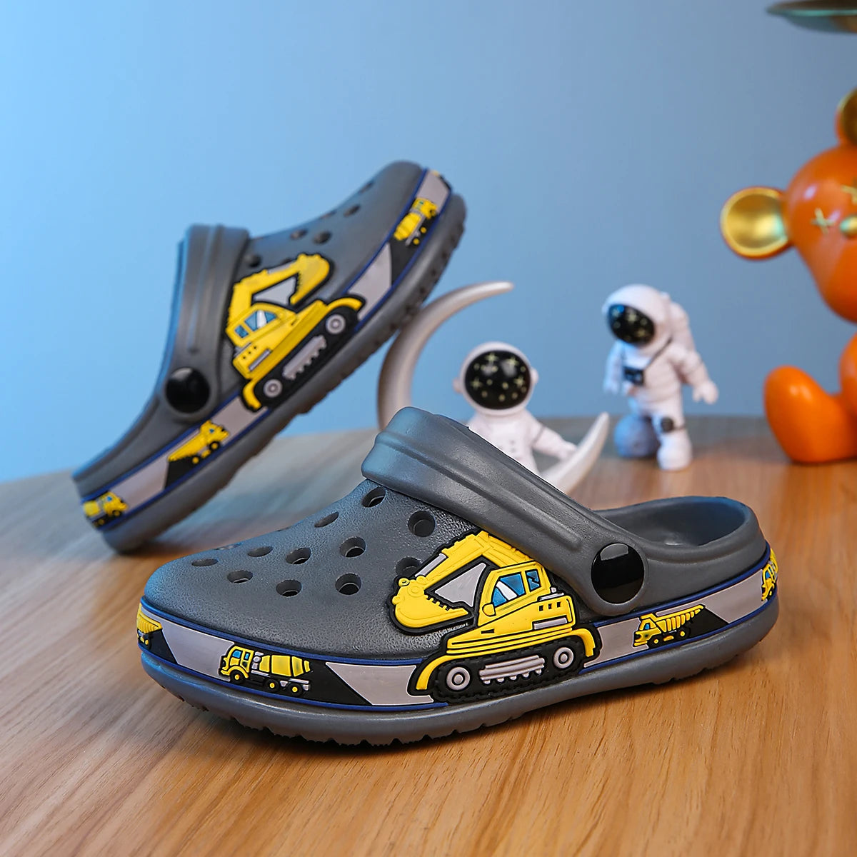 Boys' summer cartoon leisure beach garden cave shoes, comfortable and lightweight, non slip sandals