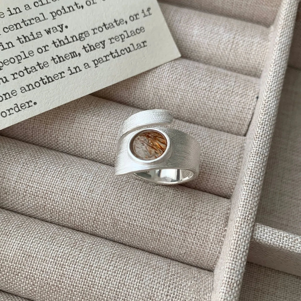 WJFH-ARTS Exquisite Amber Stone Inlay Wire Drawing Process Open Ring For Women New Trend Brushed Metal Adjustable Rings Jewelry