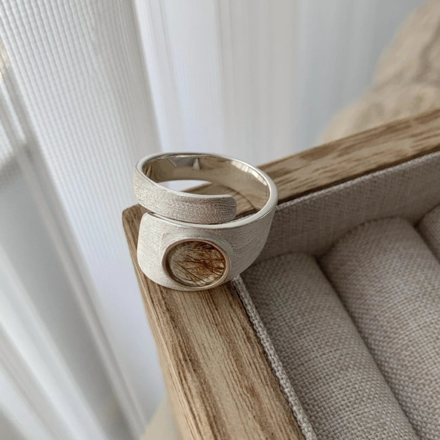 WJFH-ARTS Exquisite Amber Stone Inlay Wire Drawing Process Open Ring For Women New Trend Brushed Metal Adjustable Rings Jewelry